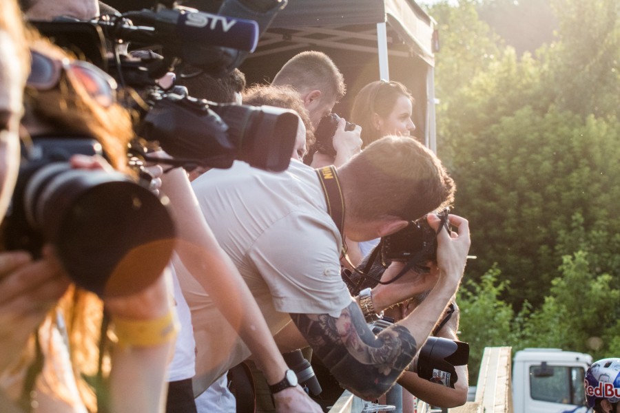 Journalisten met camera's op een rij