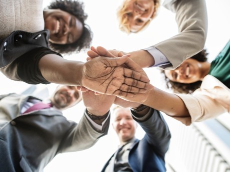 Diversiteit, kring mensen houdt elkaars hand vast