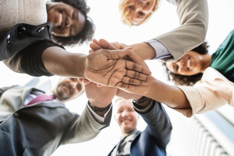 Diversiteit, kring mensen houdt elkaars hand vast